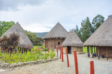 Sogamoso, Boyac 'taki Güneş Tapınağı' na giden dekoratif sütunlarla dolu manzaralı bir patika..