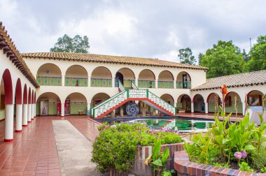 Sogamoso, Boyac 'taki Güneş Tapınağı' na giden dekoratif sütunlarla dolu manzaralı bir patika..