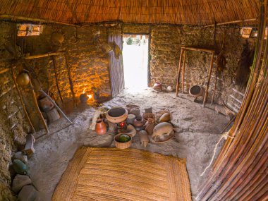 Sogamoso, Boyac 'taki Güneş Tapınağı' na giden dekoratif sütunlarla dolu manzaralı bir patika..