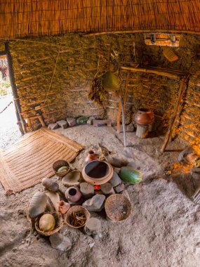 Sogamoso, Boyac 'taki Güneş Tapınağı' na giden dekoratif sütunlarla dolu manzaralı bir patika..