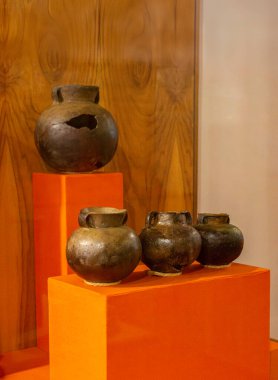 Sogamoso, Boyac 'taki Güneş Tapınağı' na giden dekoratif sütunlarla dolu manzaralı bir patika..