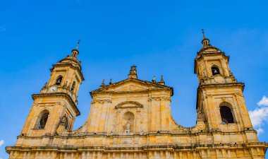 Bogot, Cundinamarca, Kolombiya 'da bereketli yeşilliklerle çevrili koloni tarzı bir balkonun olduğu pitoresk bir sahne..