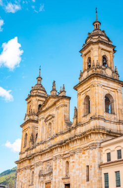 Bogot, Cundinamarca, Kolombiya 'da bereketli yeşilliklerle çevrili koloni tarzı bir balkonun olduğu pitoresk bir sahne..