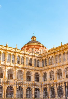 Bogot, Cundinamarca, Kolombiya 'da bereketli yeşilliklerle çevrili koloni tarzı bir balkonun olduğu pitoresk bir sahne..