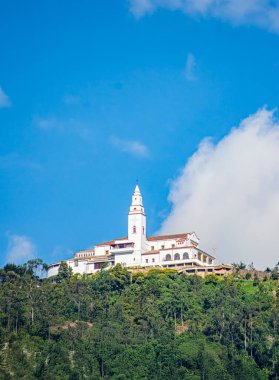Bogot, Cundinamarca, Kolombiya 'da bereketli yeşilliklerle çevrili koloni tarzı bir balkonun olduğu pitoresk bir sahne..