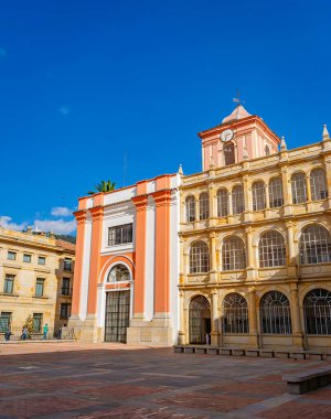 Bogot, Cundinamarca, Kolombiya 'da bereketli yeşilliklerle çevrili koloni tarzı bir balkonun olduğu pitoresk bir sahne..