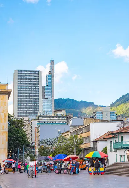Bogot, Cundinamarca, Kolombiya 'da bereketli yeşilliklerle çevrili koloni tarzı bir balkonun olduğu pitoresk bir sahne..