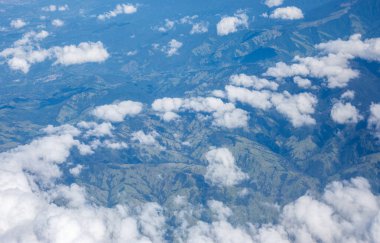 Kolombiya 'nın dağlık arazisinin çarpıcı hava perspektifi, bulutların ve yeşil vadilerin yer aldığı.