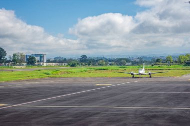 Kolombiya 'nın dağlık arazisinin çarpıcı hava perspektifi, bulutların ve yeşil vadilerin yer aldığı.