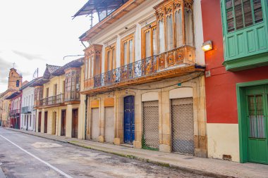 Zümrüt mineral yatağının yakın çekiminde doğal bir taş ayarı içinde canlı mavi-yeşil kristaller sergileniyor..