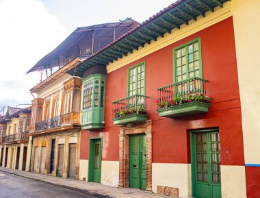 Zümrüt mineral yatağının yakın çekiminde doğal bir taş ayarı içinde canlı mavi-yeşil kristaller sergileniyor..