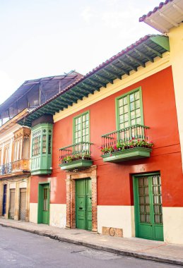 Zümrüt mineral yatağının yakın çekiminde doğal bir taş ayarı içinde canlı mavi-yeşil kristaller sergileniyor..