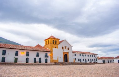 Boyac, Kolombiya 'daki Villa de Leyva' nın güzel koloni mimarisini keşfedin, zengin tarihini ve kültürünü yakalayın..