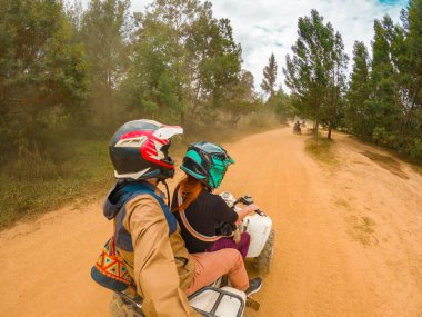 Canlı çiçeklerle süslenmiş güzel bir avize büyüleyici bir atmosfer yaratıyor..