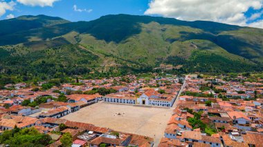 Canlı çiçeklerle süslenmiş güzel bir avize büyüleyici bir atmosfer yaratıyor..
