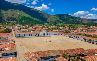 Canlı çiçeklerle süslenmiş güzel bir avize büyüleyici bir atmosfer yaratıyor..