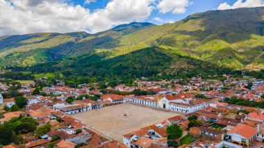 Canlı çiçeklerle süslenmiş güzel bir avize büyüleyici bir atmosfer yaratıyor..