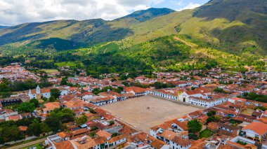 Villa de Leyva, Boyaca 'nın havadan görünüşü, açık mavi gökyüzünün altındaki tarihi mimarisini ve etrafındaki dağları gözler önüne seriyor..