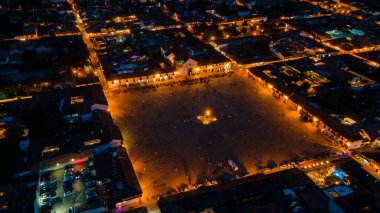 Villa de Leyva, Boyaca 'nın havadan görünüşü, açık mavi gökyüzünün altındaki tarihi mimarisini ve etrafındaki dağları gözler önüne seriyor..