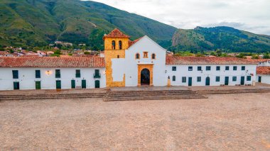 Villa de Leyva, Boyaca 'nın havadan görünüşü, açık mavi gökyüzünün altındaki tarihi mimarisini ve etrafındaki dağları gözler önüne seriyor..