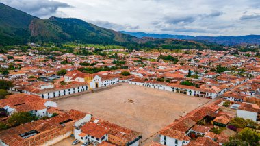 Villa de Leyva, Boyaca 'nın havadan görünüşü, açık mavi gökyüzünün altındaki tarihi mimarisini ve etrafındaki dağları gözler önüne seriyor..