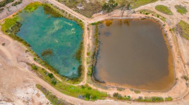 Villa de Leyva, Boyaca 'nın havadan görünüşü, açık mavi gökyüzünün altındaki tarihi mimarisini ve etrafındaki dağları gözler önüne seriyor..