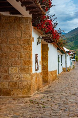 Villa de Leyva, Boyaca 'nın havadan görünüşü, açık mavi gökyüzünün altındaki tarihi mimarisini ve etrafındaki dağları gözler önüne seriyor..