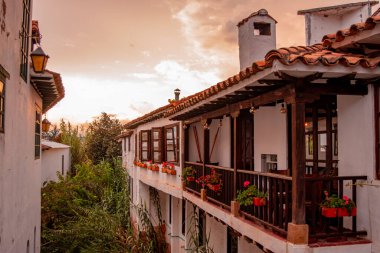 Villa de Leyva, Boyaca 'nın havadan görünüşü, açık mavi gökyüzünün altındaki tarihi mimarisini ve etrafındaki dağları gözler önüne seriyor..