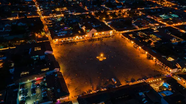 Villa de Leyva, Boyaca 'nın havadan görünüşü, açık mavi gökyüzünün altındaki tarihi mimarisini ve etrafındaki dağları gözler önüne seriyor..