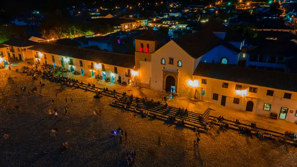 Villa de Leyva, Boyaca 'nın havadan görünüşü, açık mavi gökyüzünün altındaki tarihi mimarisini ve etrafındaki dağları gözler önüne seriyor..