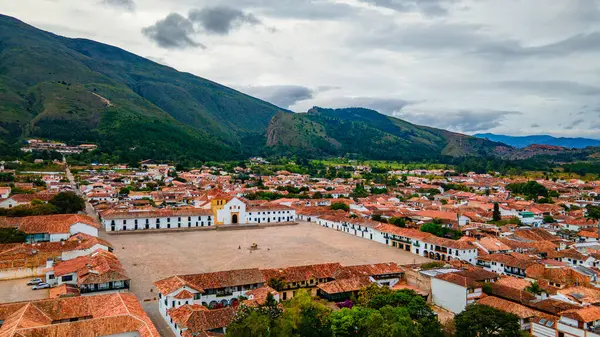 Villa de Leyva, Boyaca 'nın havadan görünüşü, açık mavi gökyüzünün altındaki tarihi mimarisini ve etrafındaki dağları gözler önüne seriyor..