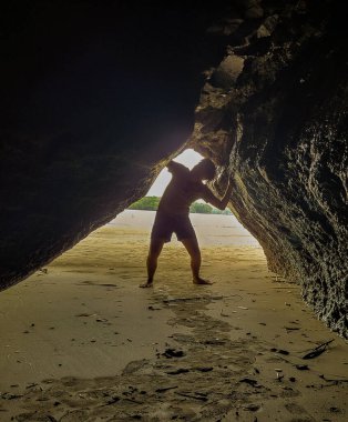 Bahia Malaga, Valle del Cauca 'da yemyeşil ve yumuşak dalgalarla çevrili sakin bir sahil manzarası..