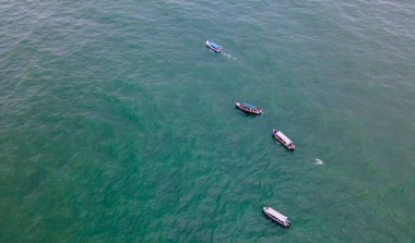 Bahia Malaga 'nın Valle del Cauca' daki hava manzarası yemyeşil ve tropikal ağaçlarla çevrili bir nehir boyunca tekneleri gösteriyor..