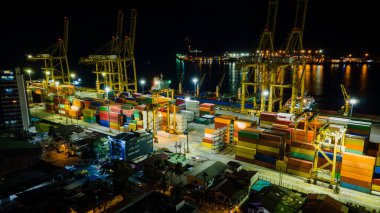 Bahia Malaga 'nın Valle del Cauca' daki hava manzarası yemyeşil ve tropikal ağaçlarla çevrili bir nehir boyunca tekneleri gösteriyor..