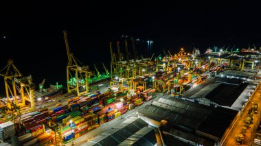 Bahia Malaga 'nın Valle del Cauca' daki hava manzarası yemyeşil ve tropikal ağaçlarla çevrili bir nehir boyunca tekneleri gösteriyor..