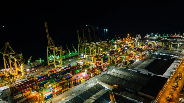 Bahia Malaga 'nın Valle del Cauca' daki hava manzarası yemyeşil ve tropikal ağaçlarla çevrili bir nehir boyunca tekneleri gösteriyor..