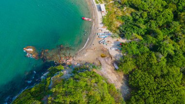 Santa Marta, Magdalena, Kolombiya 'da güzel bir sahilin hava görüntüsü, tekneler, berrak sular ve yemyeşil alanlar..