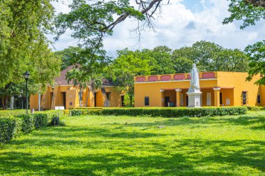 Muhteşem hava manzarası Santa Marta, Magdalena, Kolombiya 'nın canlı mimarisini ve sahil şeridini gösteriyor..