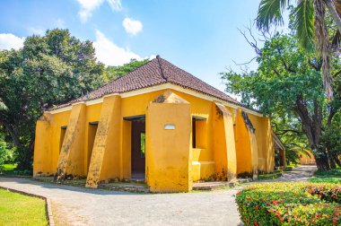 Muhteşem hava manzarası Santa Marta, Magdalena, Kolombiya 'nın canlı mimarisini ve sahil şeridini gösteriyor..