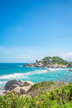 Tayrona Park, Santa Marta, Kolombiya 'da kayalar, kum ve yemyeşil deniz manzarası.