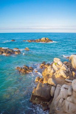 Tayrona Park, Santa Marta, Kolombiya 'da kayalar, kum ve yemyeşil deniz manzarası.