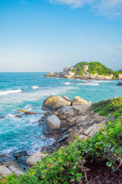 Santa Marta, Magdalena, Kolombiya 'daki Tayrona Parkı' ndaki kayalık kıyı şeridi ve turkuaz suların nefes kesici manzarası..