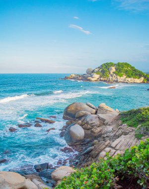 Tayrona Park, Santa Marta, Magdalena, Kolombiya 'daki kayalık kıyı şeridi ve turkuaz sularının manzarası.
