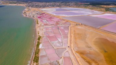 La Guajira, Kolombiya kıyısındaki renkli tuz tabakalarının çarpıcı hava perspektifi canlı pembe, mor ve mavi renkler sergiliyor..