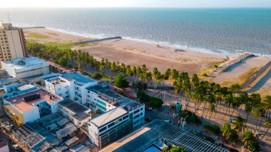 Kolombiya, La Guajira 'da bir sahil manzarası, kumlu plajlar ve okyanusa karşı kentsel mimari..