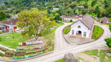 San Andrs, Kolombiya 'nın manzaralı manzarası, canlı binalar, kültürel bir işaret, ve sakin bir ortamda yemyeşil..