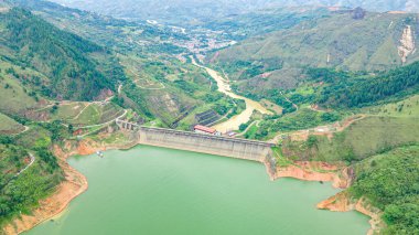 Cabo de la Vela, La Guajira, Kolombiya 'nın manzaralı havası kıyı şeridi ve turkuaz suları boyunca renkli evler sergiliyor..