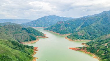 Cabo de la Vela, La Guajira 'nın havadan görünüşü, insanların sahil boyunca okyanusun ve geleneksel kulübelerin tadını çıkardığını gösteriyor..