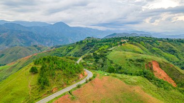 Salvajina Barajı 'nı çevreleyen yemyeşil tepelerin çarpıcı hava manzarası Popayan, Cauca, Kolombiya' nın doğal güzelliğini gözler önüne seriyor..