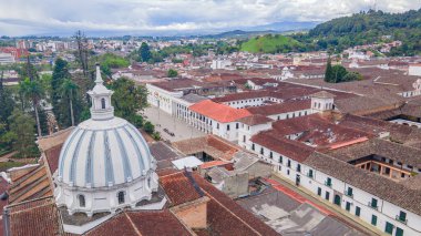 Popayn, Cauca 'nın çarpıcı hava manzarası, çarpıcı bir gökyüzüne karşı sömürge mimarisi ve yeşil tepeler sergiliyor..